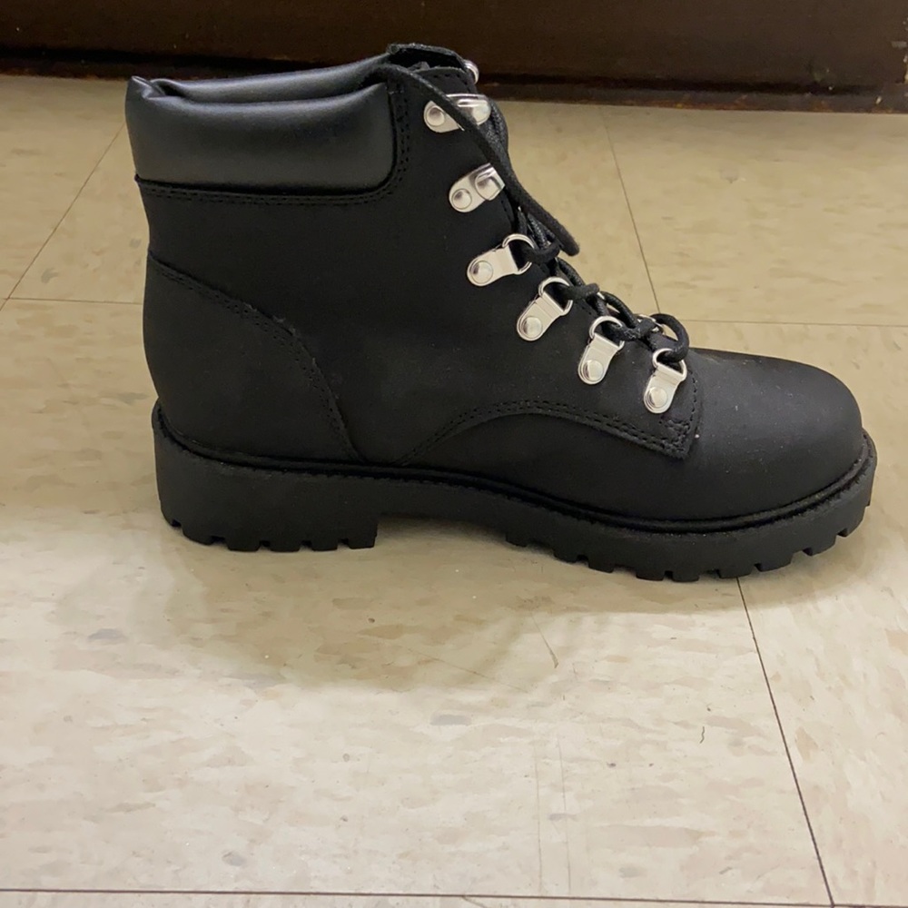 Black women’s boots from H&M size 6. Never worn